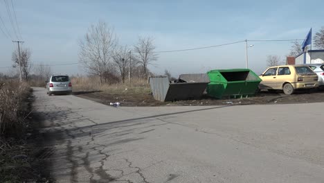 Taxi-leaves-a-refugee-camp-close-to-the-Serbian-Hungarian-border