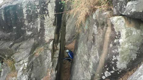 Felsklettern-Von-Einem-Professionellen-Bergsteiger-Eines-Renommierten-Bergsteigerinstituts-Im-Oberen-Himalaya,-Uttarakhand,-Indien