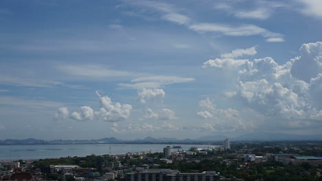 Pattaya-Thailand---Ca.-Zeitrafferansicht-Von-Oben-Auf-Die-Stadt-Pattaya-Mit-Dem-Geschäftigen-Fließenden-Verkehr-Und-Den-Wolkenkratzern-Im-Hintergrund