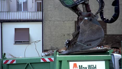 Großer-Bagger-Lädt-In-Zeitlupe-Schmutz-Und-Schutt-Von-Hand-Auf-Einen-LKW