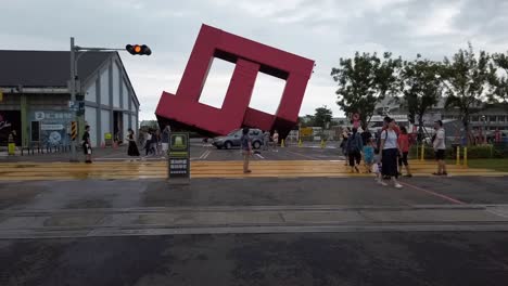 Hiperlapso---Caminando-Hacia-El-Monumento-De-Arte-En-El-Distrito-Pier-2-En-La-Ciudad-De-Kaohsiung,-Taiwán