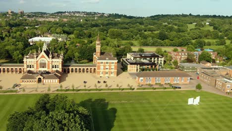 Schwenkaufnahme-Der-Universität-In-London