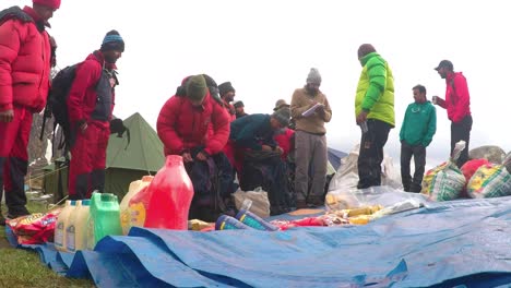 Himalaya-Bergsteiger-Im-Himalaya-Mit-Lebensnotwendigen-Gütern