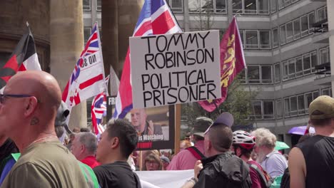 Tommy-Robinson-Vor-Dem-BBC-Studio-In-London