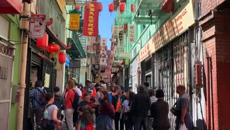 Un-Concurrido-Callejón-De-Chinatown-En-San-Francisco-Lleno-De-Turistas-Esperando-En-Fila-Para-Ver-Cómo-Se-Hacen-Las-Galletas-De-La-Fortuna