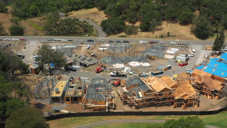 Vista-Aérea-De-Trabajadores-De-La-Construcción-Que-Construyen-Casas-Adosadas-Después-Del-Incendio-De-Tubbs-De-2017-Que-Destruyó-Grandes-áreas-De-Santa-Rosa,-California