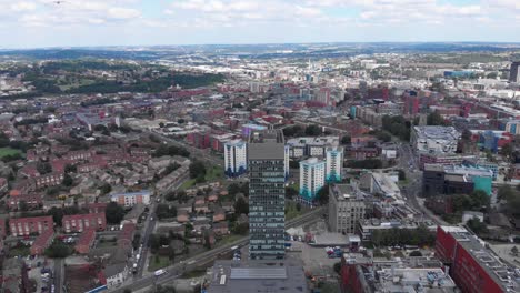 Die-University-Of-Sheffield,-Der-Arts-Tower-Vom-Weston-Park-Mit-Der-Stadt-Sheffield-Im-Hintergrund,-Sonniger-Sommertag,-Während-Man-Vom-Arts-Tower-Zurückschwenkt,-Mit-Vögeln-In-4K-Aufnahme-Mit-30-Bildern-Pro-Sekunde