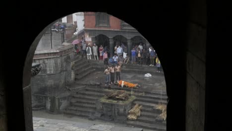 Offene-Einäscherungszeremonie-Bei-Starkem-Regen-Im-Pashupatinath-Tempel,-Kathmandu,-Nepal
