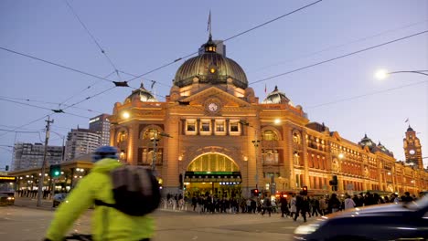 Flender-Station-Tag-zu-Nacht-Zeitraffer-Mit-Verkehr-Und-Bewegung,-Juli-2019-Zeitraffer-An-Der-Flinder-Street-Station,-Melbourne