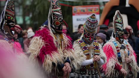 Trajes-De-Kuker-Búlgaros-Hechos-De-Hilos-De-Lana-Y-Máscaras-Muy-Decoradas