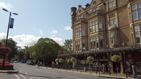 Bettys-Teestube-In-Harrogate-An-Einem-Sonnigen-Tag