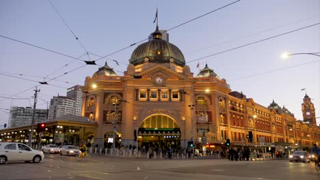 Flender-Station-Tag-zu-Nacht-Zeitraffer-Mit-Verkehr-Und-Bewegung,-Juli-2019-Zeitraffer-An-Der-Flinder-Street-Station,-Melbourne