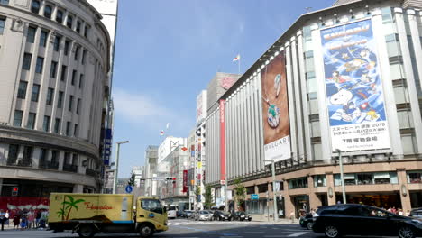 31-De-Julio-De-2019,-Tokio,-Japón:-Un-Lapso-De-Tiempo-De-Las-Compras-Ginza-De-Tokio-En-El-Cruce-Ginza-4-chome,-El-Punto-De-Referencia-De-Ginza