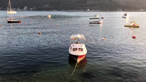 Barco-En-El-Mar-Durante-La-Puesta-De-Sol