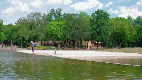 Városligeti-Seestadtpark,-Die-Andere-Seite-Des-Parks,-Menschen-überqueren-Den-Mini-Dampf,-Fortsetzung-Aufnahme-2