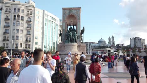 Lugareños-Y-Turistas-Caminan-Y-Exploran-En-La-Popular-Plaza-Taksim-En-Beyoglu,-Turquía