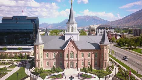 Un-Dron-Voló-Lentamente-Hacia-El-Templo-Del-Centro-De-La-Ciudad-De-Provo-En-Un-Día-Soleado