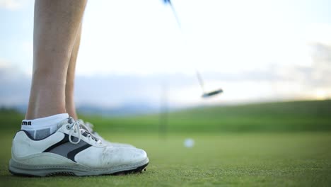 Toma-En-Cámara-Lenta-De-Un-Hombre-Haciendo-Un-Putt-En-Un-Putting-Green