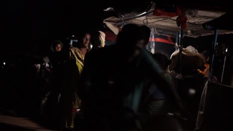 Comida-Callejera-Nocturna-India,-Mujer-Vendiendo-Bocadillos-En-Carritos-De-Comida-Callejera-Donde-La-Gente-Espera-Comida