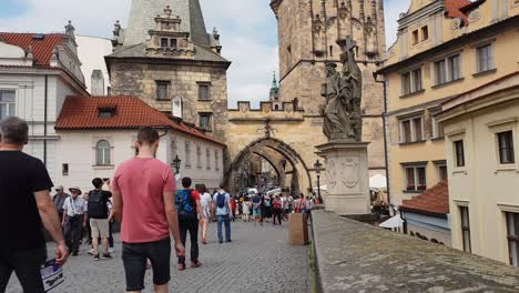 Prager-Touristen-Auf-Der-Karlsbrücke