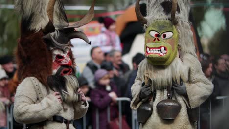 Máscaras-Muy-Originales-De-Aspecto-Aterrador-Y-Divertido-Y-Enormes-Campanas-Alrededor-De-La-Cintura-De-Los-Participantes