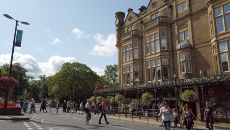 Fußgänger-überqueren-Vor-Bettys-Teestube-In-Harrogate