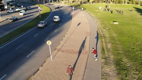 Longboard-Skate-Drone-Luftaufnahmen-Boulevard-Punta-Carretas-Montevideo-Uruguay