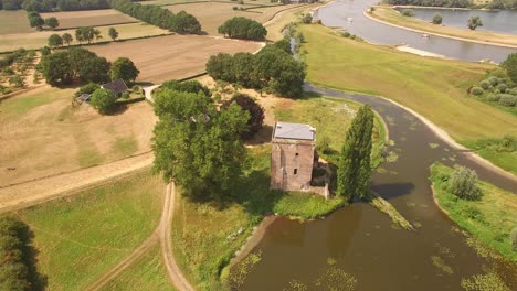 Ein-Kleines-Bauernhaus-Direkt-Am-Wasser-Mit-Einer-Perfekten-Umlaufbahn,-Die-Die-Landschaft-Zur-Geltung-Bringt