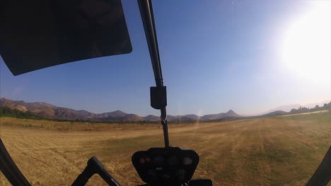 Hubschrauberlandung-Auf-Einem-Grasflugplatz-2-HD-60fps