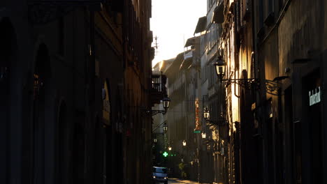 Callejón-Estrecho-Con-Luz-De-Puesta-De-Sol-En-Florencia,-Italia