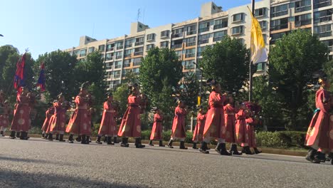 Alte-Musikkapellen-Marschieren-In-Parade-Beim-Hanseong-Baekje-Festival,-Jamsil-dong,-Songpa-gu,-Seoul,-Südkorea