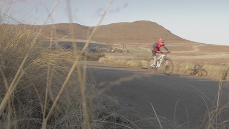 Mountainbiker-Fährt-Auf-Einem-Anstieg-Vorbei