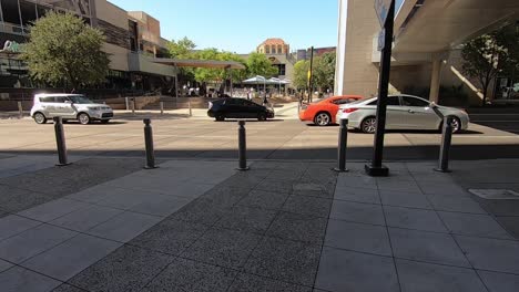 Zeitraffer-Fahrt-Eine-Rolltreppe-Hinunter-Zum-Zebrastreifen-An-Der-Central-Avenue,-Die-Zum-Patriots-Square-Park,-Phoenix,-Arizona-Führt