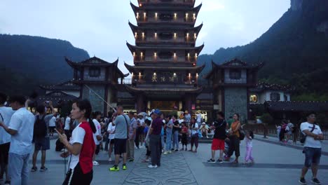 Wulingyuan,-China---August-2019:-Menschenmassen-Verlassen-Abends-Den-Wulingyuan-ausgang-Zum-Zhangjiajie-nationalpark,-Provinz-Hunan