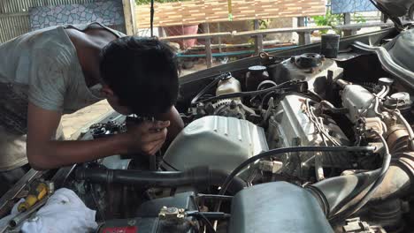 Primer-Plano-De-Un-Mecánico-Arreglando-Un-Coche