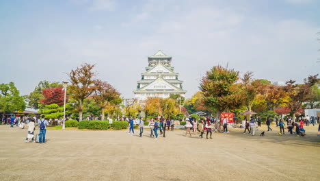 Timelapse-Gente-Abarrotada-En-El-Castillo-De-Osaka