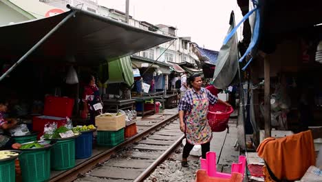 Eine-Aufregende-Zugfahrt-Zum-Mae-Klong-Eisenbahnmarkt