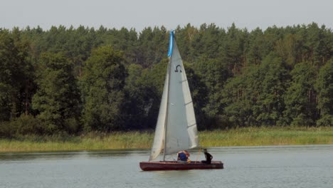 Yate-Omega-Navegando-En-El-Lago-Wdzydze-En-El-Parque-Paisajístico-Kashubian-En-El-Voivodato-De-Pomeranian