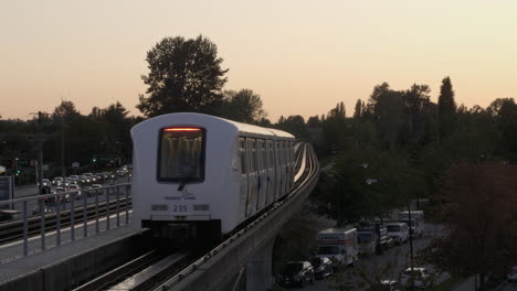 Un-Metro-Que-Viaja-Por-La-Línea-Millenium-En-Vancouver-En-Una-Tarde-Ajetreada---Plano-Medio