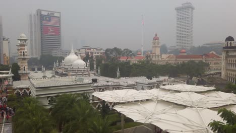 Masjid-Jamek-Moschee-In-Kuala-Lumpur-In-Dichten-Dunst-Gehüllt,-Der-Durch-Indonesische-Waldbrände-Verursacht-Wurde