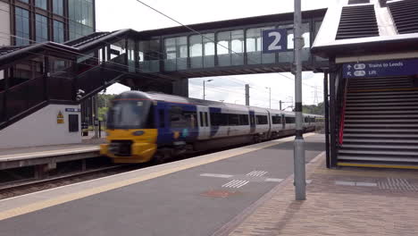 Tren-Del-Norte-Pasando-Por-Una-Estación-De-Cercanías-Vacía-El-Fin-De-Semana-En-Cámara-Lenta