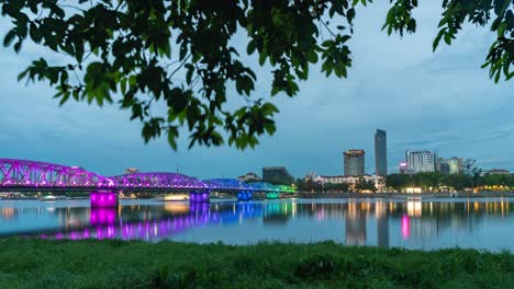 Puente-Truong-Tien,-Timelapse-Del-Día-A-La-Noche