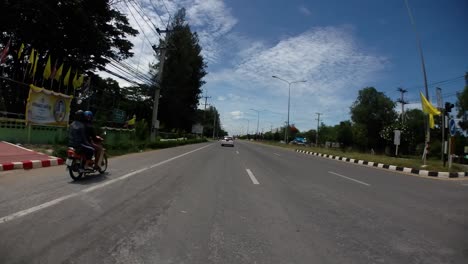 Este-Es-Un-Lapso-De-Tiempo-Con-Una-Cámara-De-Acción-Montada-Frente-Al-Camión,-Conduciendo-De-Pranburi-A-Hua-Hin-Y-De-Hua-Hin-A-Bangkok-En-Phet-Kasem-Road