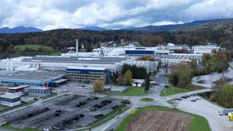 Vista-Aérea-De-La-Fábrica-De-Aluminio-Impol,-Planta-De-Fabricación-De-Metal-Pesado-En-Slovenska-Bistrica,-Eslovenia