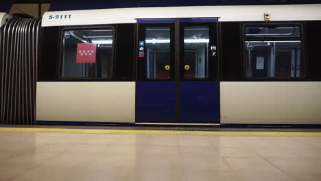 Subway-Train-doors-closing-and-leaving--the-station