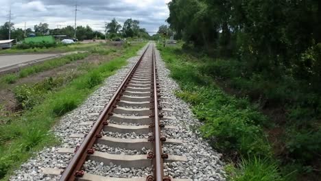 Eine-Aufregende-Zugfahrt-Zum-Mae-Klong-Eisenbahnmarkt