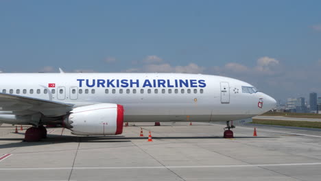 Schwenkaufnahme-Eines-Gelandeten-Boeing-737-Max-Flugzeugs-Am-Flughafen-Istanbul-Atatürk