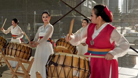 Músicos-Coreanos-Tocando-Tambores-E-Instrumentos-Tradicionales-Coreanos-Samulnori-Durante-El-Festival-Coreano