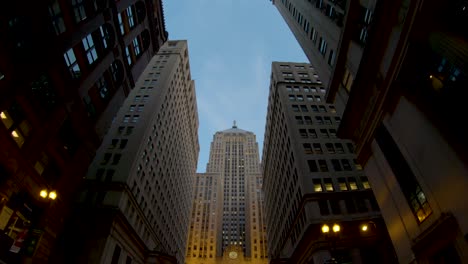 POV-Fahren-Auf-Den-Straßen-Der-Stadt,-Chicago-Board-Of-Trade,-Gebäude,-FPV,-4K