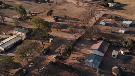 Una-Toma-Panorámica-Izquierda-De-Un-Complejo-De-Viviendas-En-Un-Campo-Africano-En-Condiciones-Soleadas